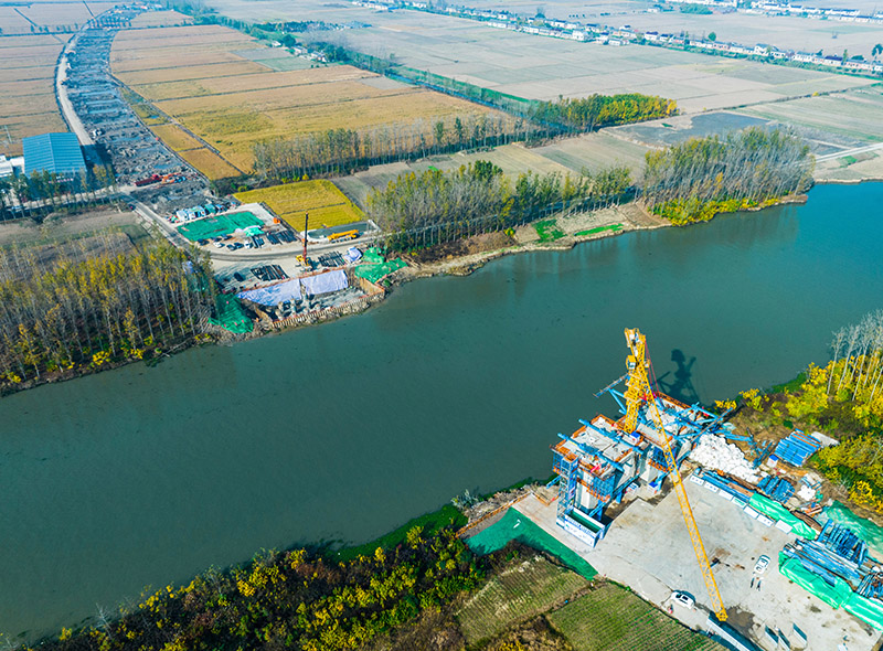 3、跨通榆河特大橋東主墩下部結(jié)構(gòu)施工結(jié)束，并完成制箱梁節(jié)段2個；西主墩樁基全部完成，即將開始承臺施工.jpg