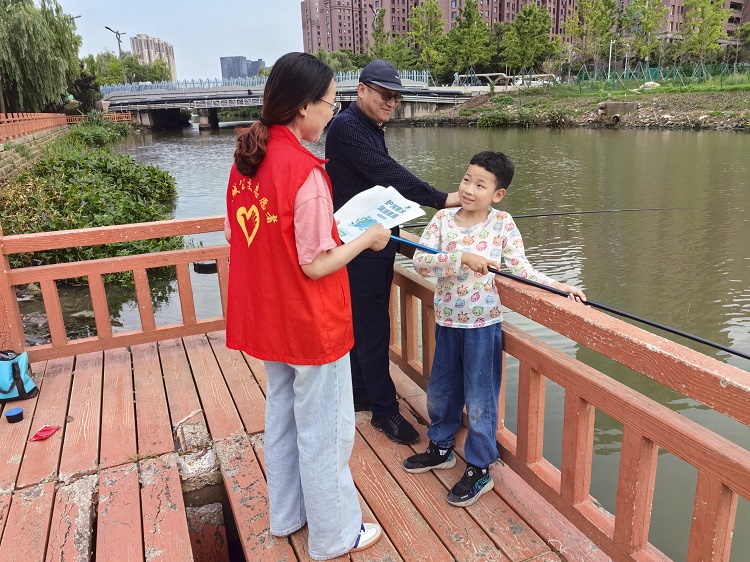 7月19日，三分公司黨支部組織黨員志愿者走進(jìn)金水灣社區(qū)開展以“志愿服務(wù)進(jìn)社區(qū)  護(hù)河愛水齊參與”為主題的環(huán)境保護(hù)志愿服務(wù)活動，用實(shí)際行動幫助社區(qū)做好轄區(qū)內(nèi)河道的環(huán)境衛(wèi)生整治工作。4.jpg